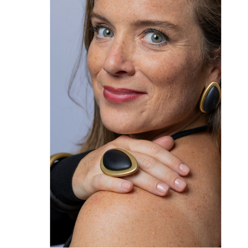 ATELIER LOUIZA - OORBEL - ZAHA SMALL EARRINGS - MATT BLACK GOLD